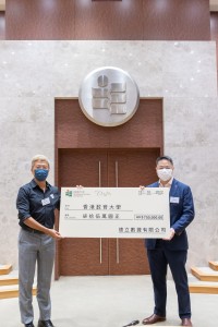 袁志彬博士（左）接受德立數據有限公司創辦人暨行政總裁梁泰然先生（右）的支票頒贈