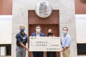 袁志彬博士（左一）和梁智熊教授（右一）與梁泰然先生（左二）和周雅婷小姐（右二）在儀式中合照