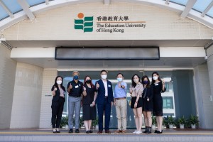 梁泰然先生（左四）和周雅婷小姐（左三）與袁志彬博士（左二）、梁智熊教授（右四）、署理校友及拓展事務處處長馮文偉女士（左一）及教大同工合照