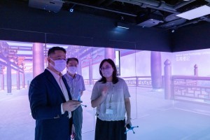 梁泰然先生（左一）參觀位於蒙民偉圖書館內的「未來教室」